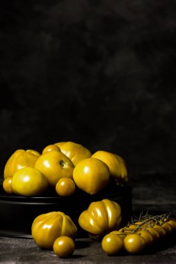 siyah yalıtılmış zemin üzerine sarı domates kompozisyon