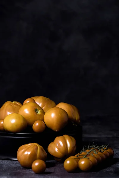Gelbe Tomaten Zusammensetzung auf schwarzem Hintergrund — Stockfoto