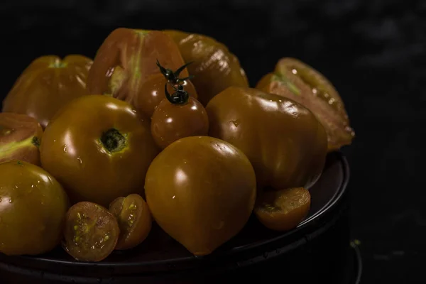 Gelbe Tomaten Komposition Auf Schwarzem Hintergrund Mann — Stockfoto