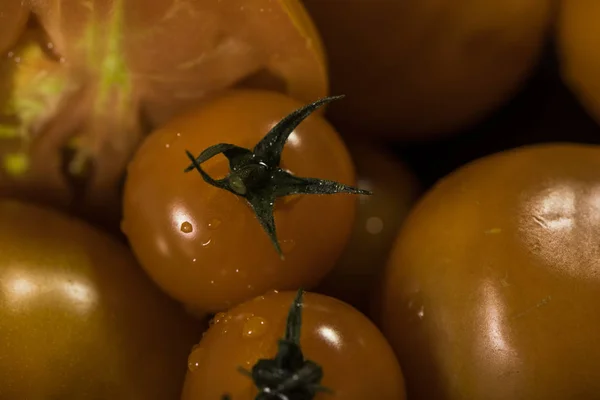 Gele tomaten samenstelling op zwarte geïsoleerde achtergrond — Stockfoto