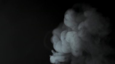 Ağır çekim, sigara dumanından izole arka plan üzerinde beyaz bulut