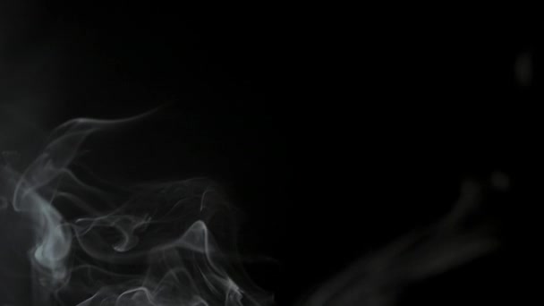 Повільний Рух Біла Хмара Сигаретного Диму Ізольованому Фоні — стокове відео