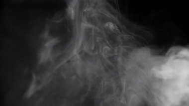 Ağır çekim, sigara dumanından izole arka plan üzerinde beyaz bulut