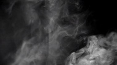 Ağır çekim, sigara dumanından izole arka plan üzerinde beyaz bulut