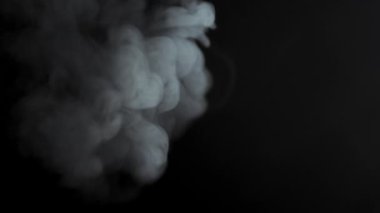 Ağır çekim, sigara dumanından izole arka plan üzerinde beyaz bulut