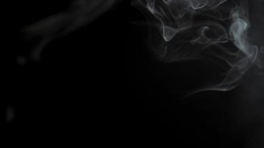 Ağır çekim, sigara dumanından izole arka plan üzerinde beyaz bulut