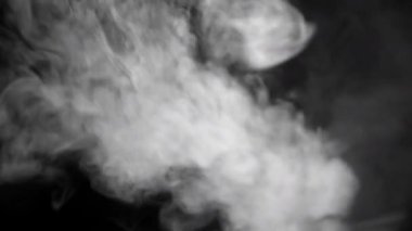 Ağır çekim, sigara dumanından izole arka plan üzerinde beyaz bulut