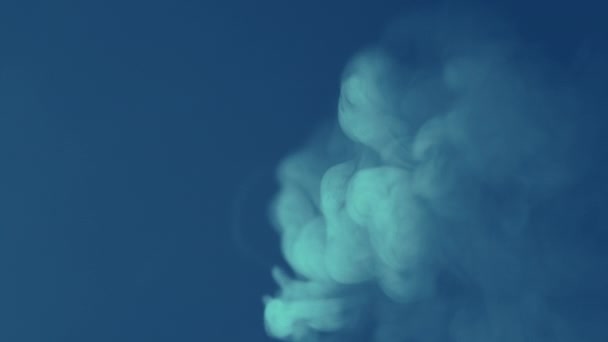 Ağır Çekim Sigara Dumanından Izole Arka Plan Üzerinde Beyaz Bulut — Stok video