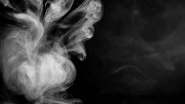 Ağır çekim, sigara dumanından izole arka plan üzerinde beyaz bulut