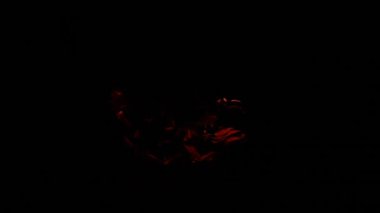 Ağır çekim, sigara dumanından izole arka plan üzerinde beyaz bulut