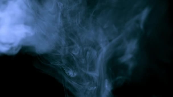 Zpomalený Pohyb Bílý Oblak Cigaretového Kouře Izolované Pozadí — Stock video