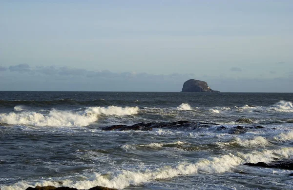 Patrząc na Bass Rock — Zdjęcie stockowe