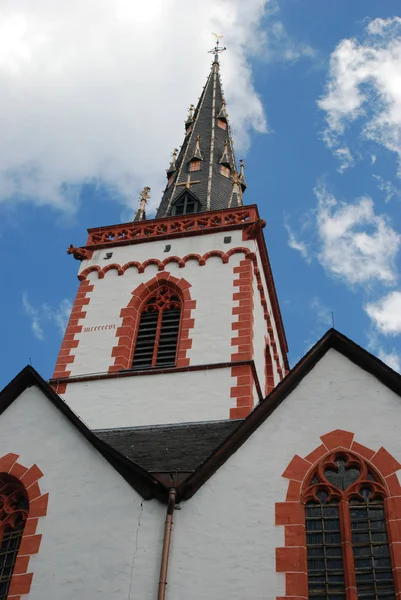 Alte historische kirche und turmspitze in ediger deutschland — Stockfoto