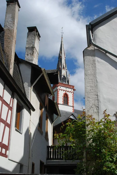 Antigua torre de la iglesia histórica y casas en Ediger Alemania — Foto de Stock