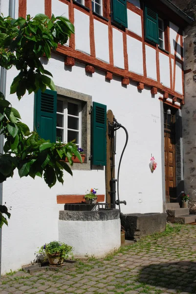 Gamla vattenpump & woodframed hus i Ediger Tyskland — Stockfoto