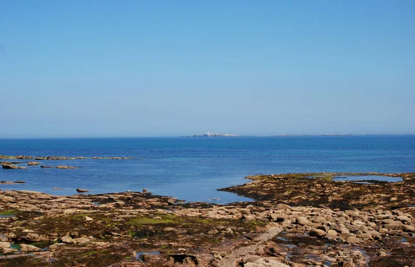 Le Isole Farne dai Seahouses il giorno nebbioso di estate — Foto Stock