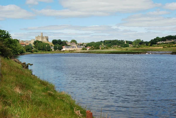 Warkworth Castle en Wark op rivier Aln — Stockfoto