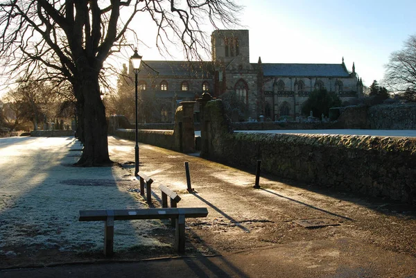 Spaziergang am Flussufer und Kirche Haddington am Wintermorgen — Stockfoto