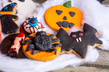 Beyaz pamuklu Cadılar Bayramı çerezleri