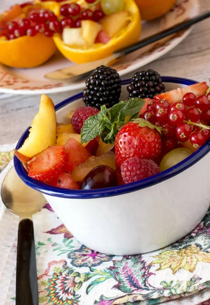 Nahaufnahme von frischem Obst und verschiedenen Beeren in Schüssel — Stockfoto