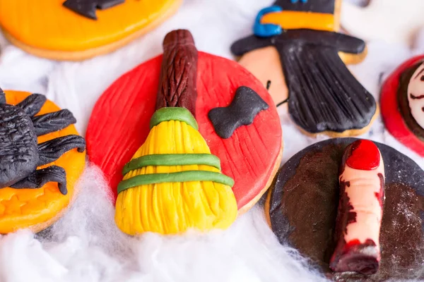 Biscotti di Halloween su cotone bianco — Foto Stock