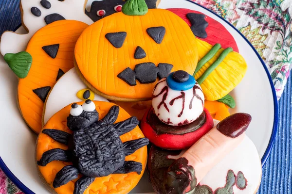 Strašidelné halloween soubory cookie na desce — Stock fotografie