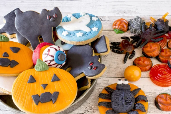 Biscotti di Halloween in ciotola con gelatina di frutta sul tavolo — Foto Stock