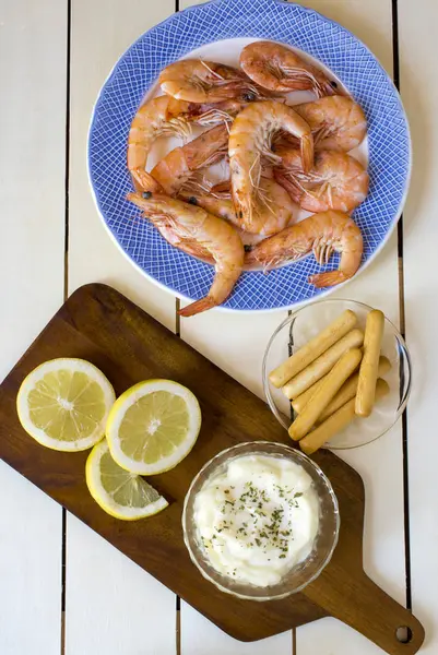 Udang matang dengan irisan lemon — Stok Foto