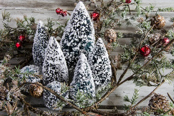 Besneeuwde klein Kerstmis speelgoed — Stockfoto