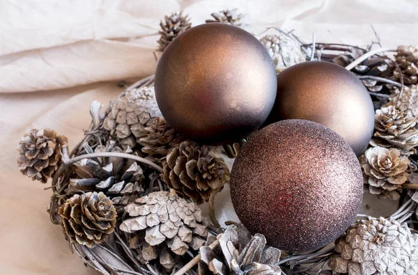 Vánoční věnec s bronzové kuličky a šišky — Stock fotografie