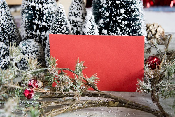 Kerstbomen en tak met papier — Stockfoto