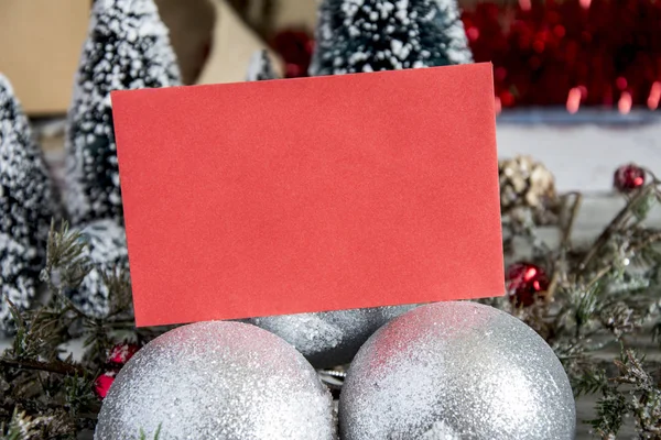 Rood papier op Kerstmis speelgoed — Stockfoto