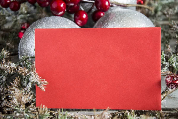 Rotes Papier auf Hintergrund von Weihnachtsspielzeug — Stockfoto