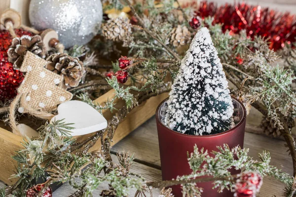 Pequena árvore de Natal em grinalda — Fotografia de Stock