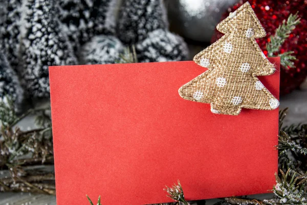 Rood papier met textiel Christmas speelgoed — Stockfoto