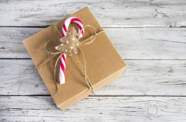 Рождественский подарок с конфеткой — стоковое фото