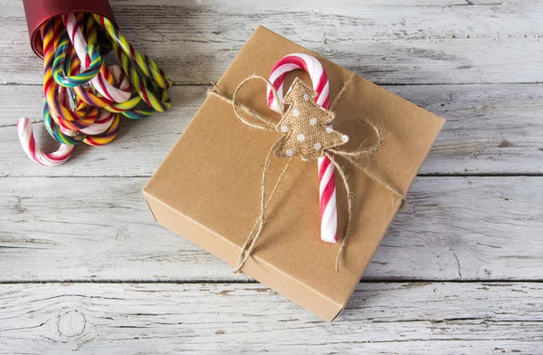 Baston şekerler ile Noel hediye — Stok fotoğraf