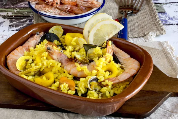Deliciosa comida con camarones y arroz amarillo —  Fotos de Stock