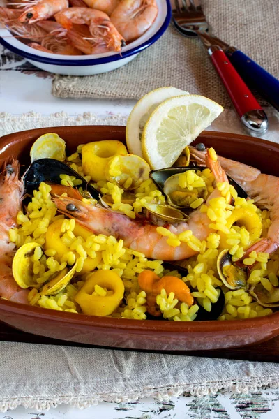 Deliciosa comida hecha de camarones con arroz —  Fotos de Stock