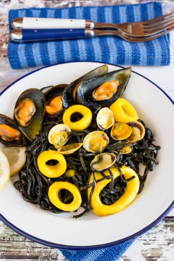 Deniz yosunu ve kalamar salatası