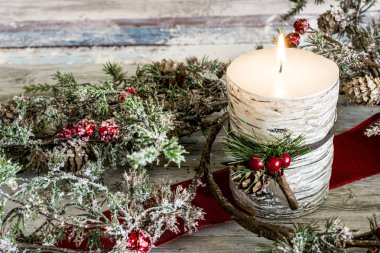 Yanan Mum ve bir sopa alanının o girerken kızılcık