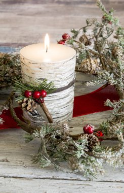 Yanan Mum ve bir sopa alanının o girerken kızılcık