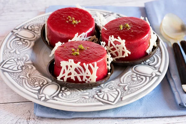 Three jelly tarts on plate — Stock Photo, Image