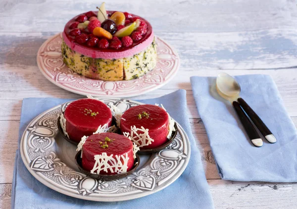 Jelly tårtor mot frukt kaka — Stockfoto