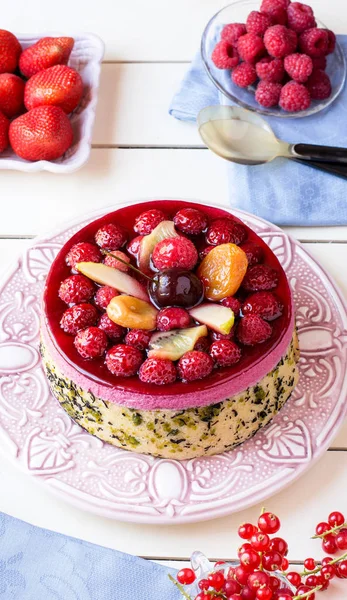 Mooie heldere taart met fruit en bessen — Stockfoto