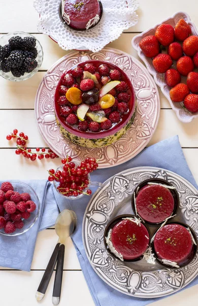 Rosa gelé på silverfat med frukt paj i närheten — Stockfoto