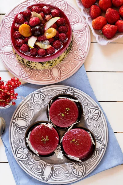 Jelly tarts on silver plate — Stock Photo, Image