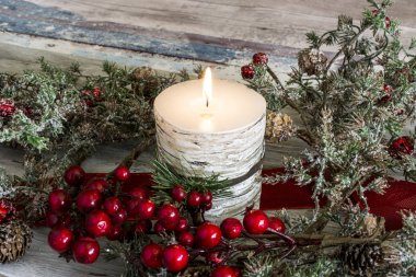 Yanan Mum ve bir sopa alanının o girerken kızılcık