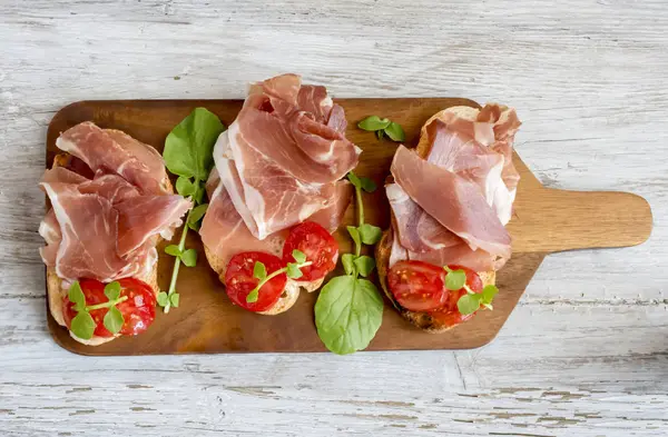 Sortimento de aperitivos servidos em uma mesa — Fotografia de Stock