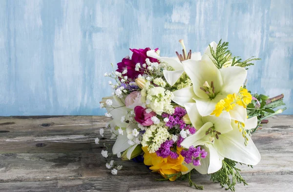 Boeket van diverse bloemen. — Stockfoto